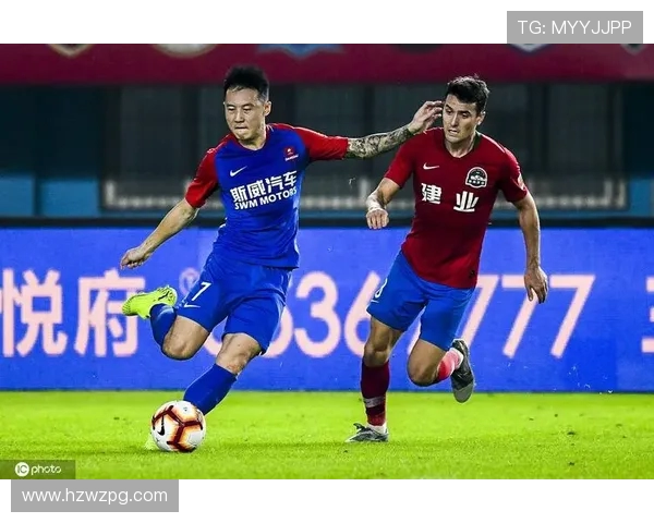 河南建业迎战重庆斯威争夺中超联赛关键三分的激烈对决